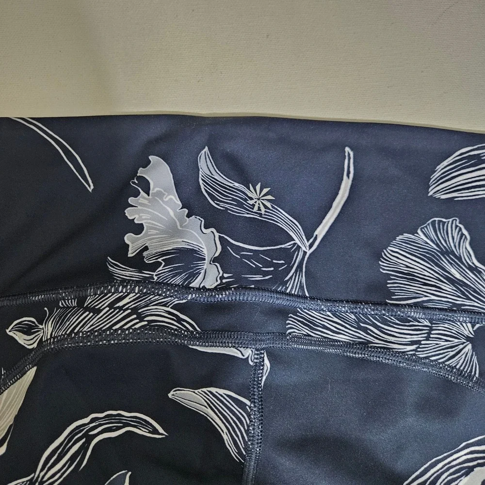 Athleta Navy Floral High Rise 7/8 Leggings S 291787 Reflective Trim Pocket